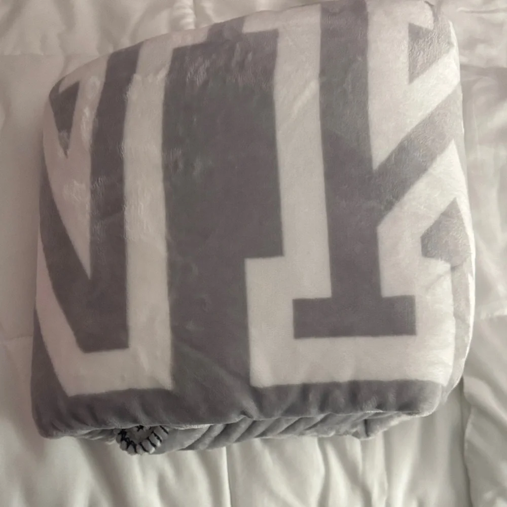 NWOT VICTORIA SECRET SHERPA REVERSIBLE BLANKET